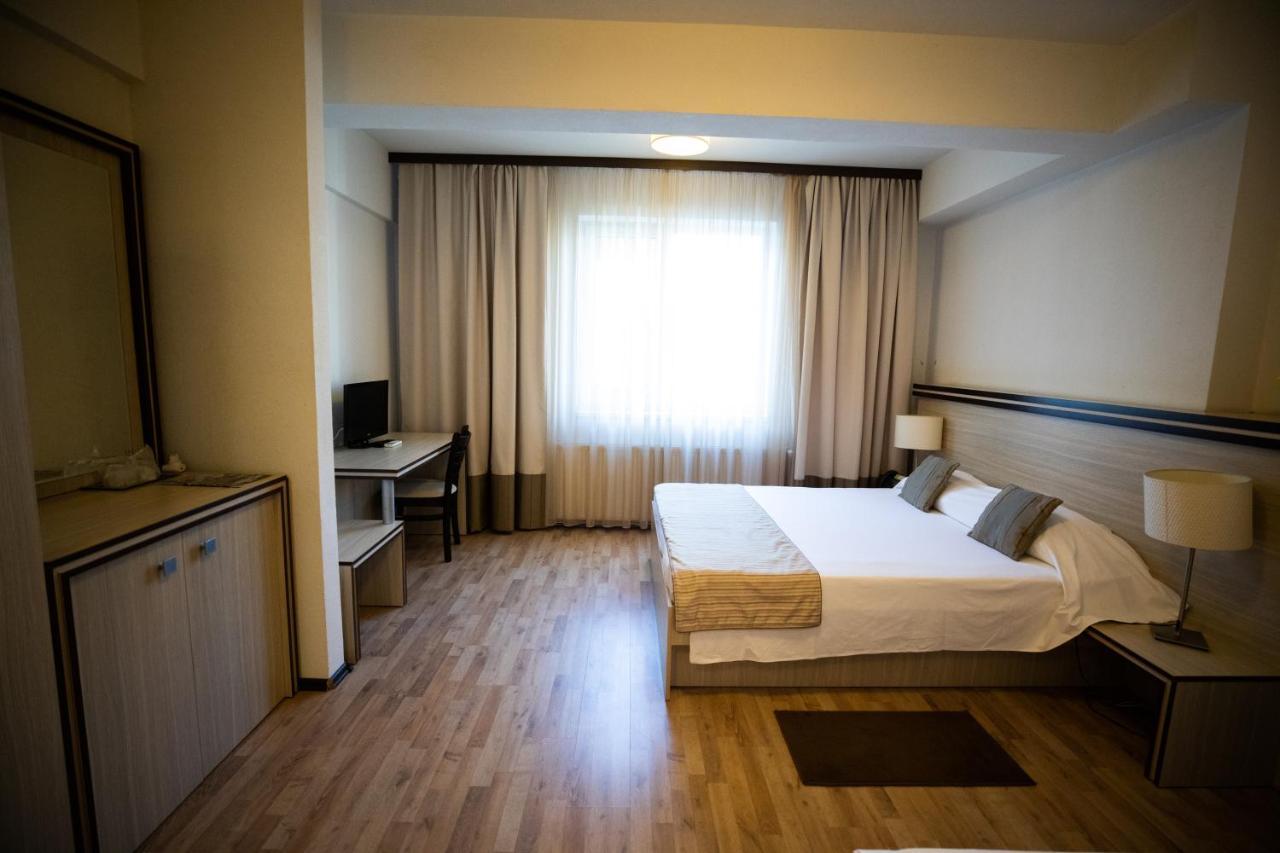 Hotel Check Inn Timisoara Esterno foto