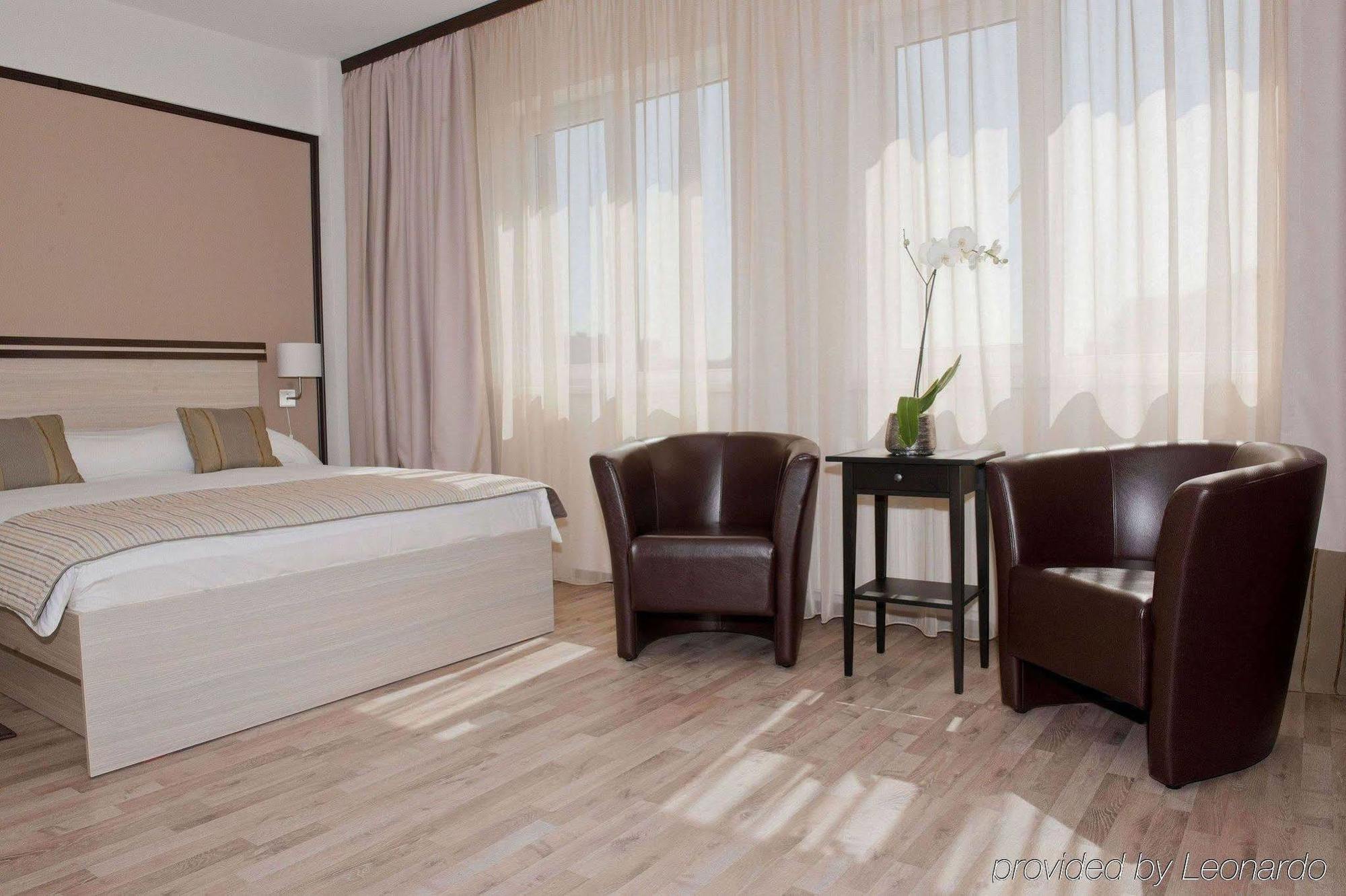 Hotel Check Inn Timisoara Esterno foto